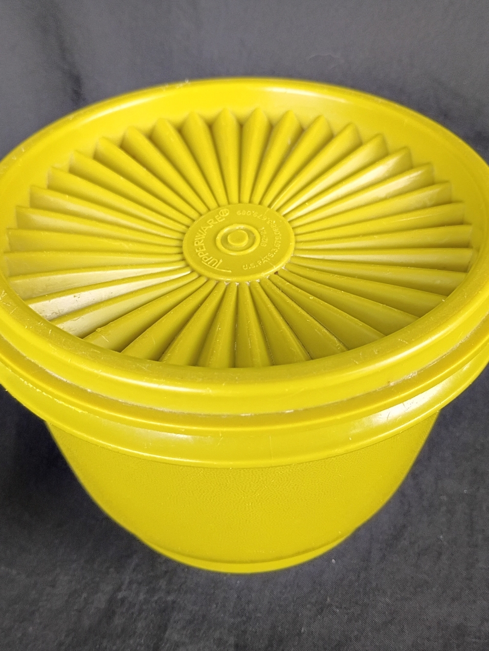 Tupperware Avocado #886-35 Green Servalier Container w/ Lid Vintage